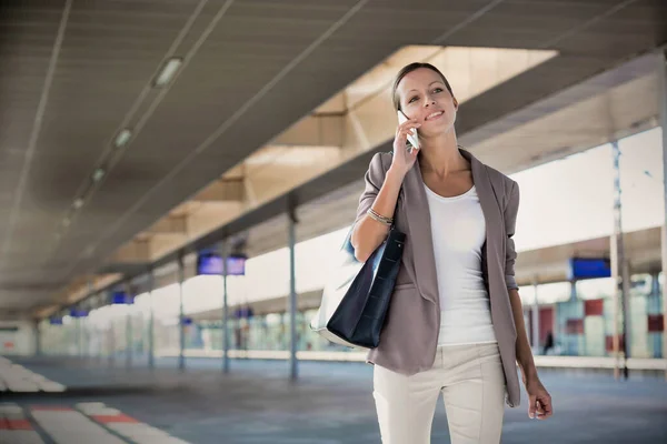 Porträtt Ung Attraktiv Affärskvinna Talar Smartphone — Stockfoto