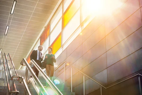 階段を歩きながら語る実業家 実業家の肖像 — ストック写真