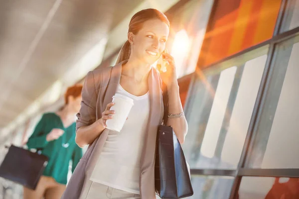 Retrato Una Joven Atractiva Mujer Negocios Hablando Teléfono Inteligente Sosteniendo — Foto de Stock