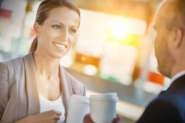 Portret Van Zakenman Zakenvrouw Met Een Kop Koffie Terwijl Praten — Stockfoto