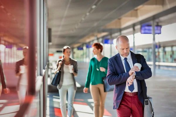 Portret Van Volwassen Zakenman Met Een Kopje Koffie Terwijl Hij — Stockfoto