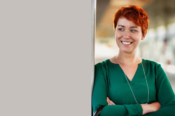 Portrait Smiling Confident Businesswoman Standing Arms Crossed — Stock Photo, Image