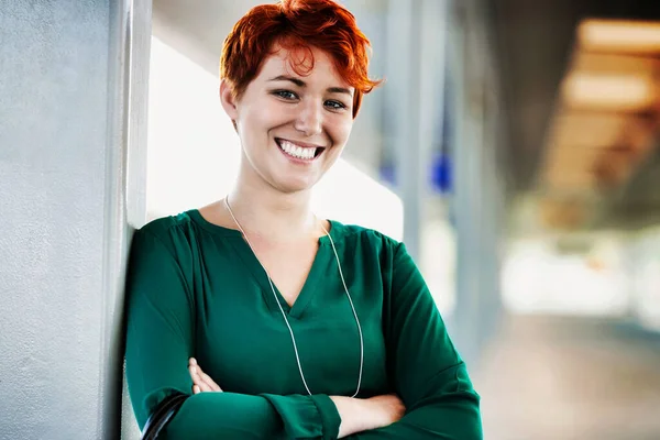 Portrait Smiling Confident Businesswoman Standing Arms Crossed — Stock Photo, Image