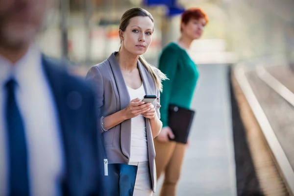 Retrato Una Mujer Negocios Usando Smartphone Mientras Espera Tren Estación —  Fotos de Stock
