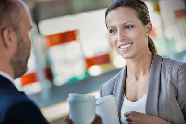 Retrato Empresário Empresária Segurando Xícara Café Enquanto Conversa Espera Pelo — Fotografia de Stock