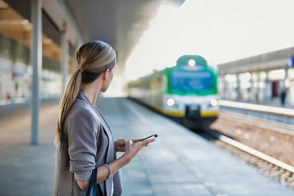 Портрет Деловой Женщины Использующей Смартфон Ожидании Поезда Вокзале — стоковое фото