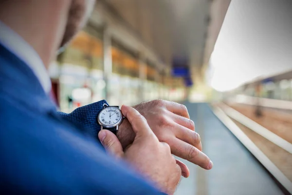 Vista Trasera Del Hombre Negocios Mirando Reloj Mientras Espera Estación — Foto de Stock