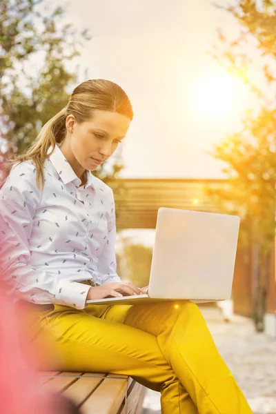 Porträtt Ung Attraktiv Affärskvinna Sitter Sin Bärbara Dator Och Sitter — Stockfoto