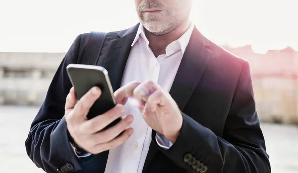Retrato Homem Negócios Usando Smartphone Enquanto Inclina Parede — Fotografia de Stock
