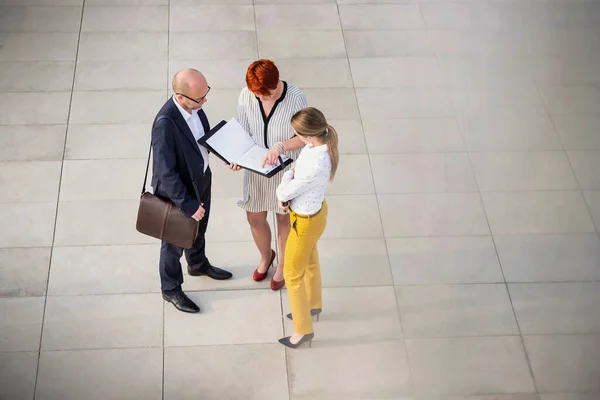 Hög Vinkel Syn Affärsmän Diskuterar Planer Över Dokument — Stockfoto