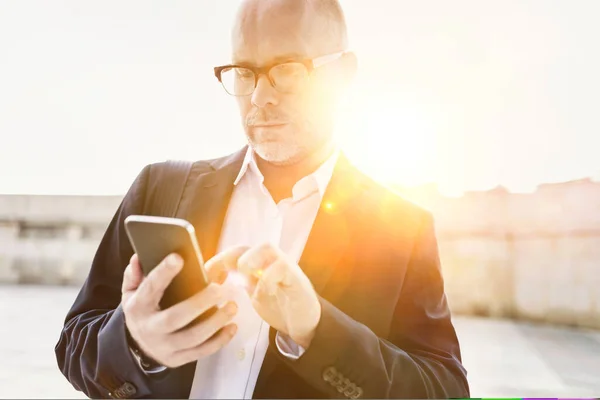 Retrato Homem Negócios Usando Smartphone Enquanto Inclina Parede — Fotografia de Stock