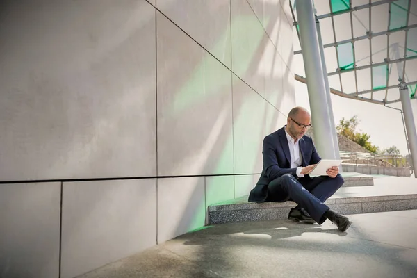 Portret Van Zakenman Met Behulp Van Digitale Tablet Tijdens Het — Stockfoto