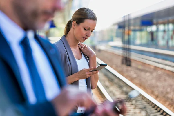 Πορτρέτο Της Επιχειρηματία Χρησιμοποιώντας Smartphone Ενώ Περιμένει Για Τρένο Στο — Φωτογραφία Αρχείου