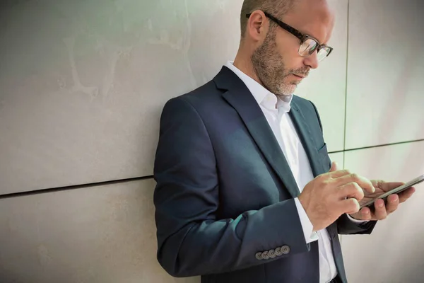 Portret Van Een Zakenman Met Smartphone Terwijl Hij Muur Leunt — Stockfoto