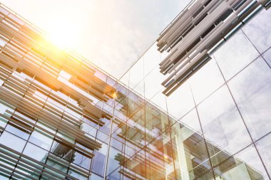 Okul içi binanın fotoğrafı.