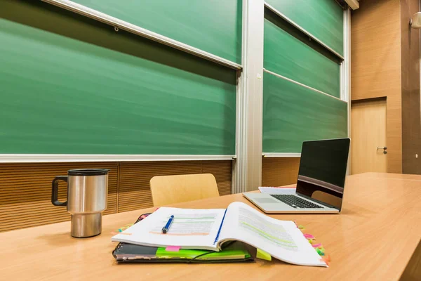 Foto Portátil Escritorio Del Profesor Con Vaso Libro —  Fotos de Stock