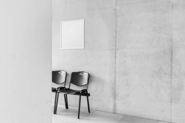 Okulun koridorundaki sandalyelerin fotoğrafı.