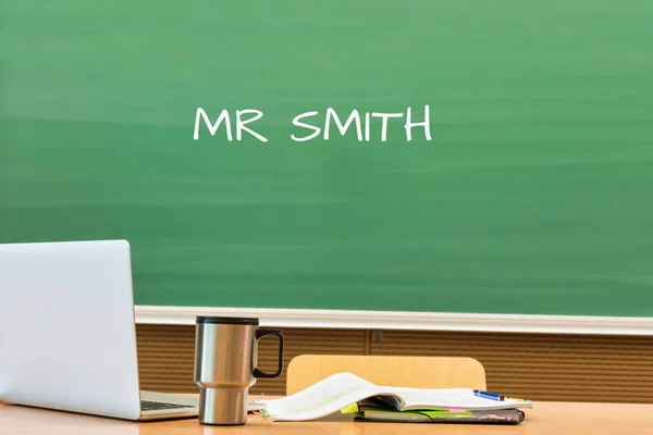 Foto Della Scrivania Del Professore Classe Con Nome Smith Scritto — Foto Stock