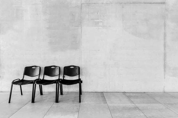 Okulun Koridorundaki Sandalyelerin Fotoğrafı — Stok fotoğraf
