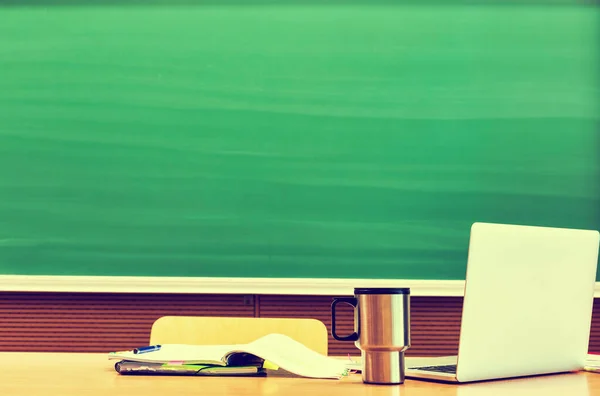 Foto Portátil Escritorio Del Profesor Con Vaso Libro Contra Pizarra —  Fotos de Stock