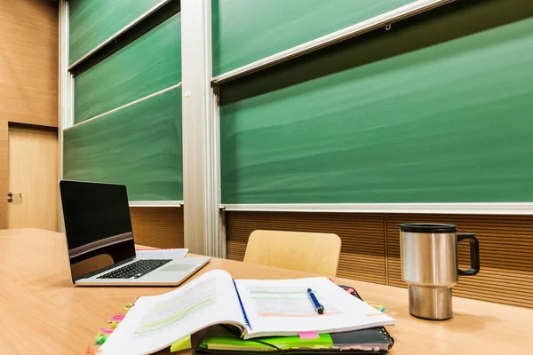 Foto Portátil Escritorio Del Profesor Con Vaso Libro —  Fotos de Stock