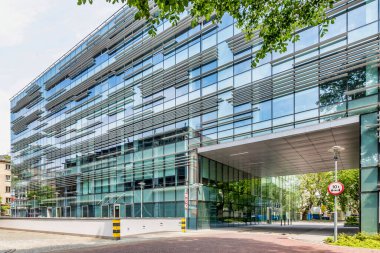 Okul içi binanın fotoğrafı.