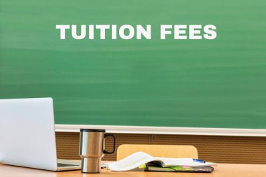 Ders ücreti sınıfta siyah tahtaya yazıldı.