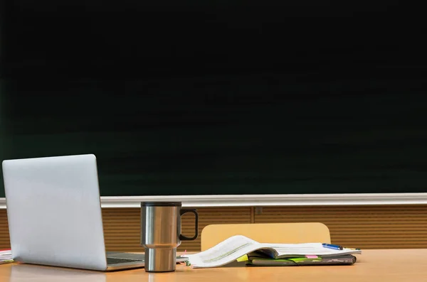 Foto Van Laptop Hoogleraar Bureau Met Tuimelaar Boek Tegen Zwart — Stockfoto