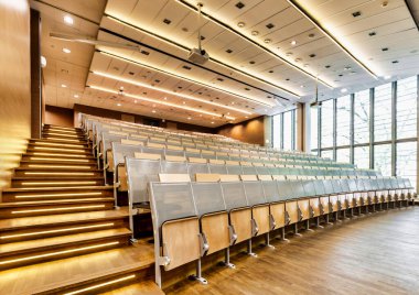 Okuldaki boş sınıfın fotoğrafı.