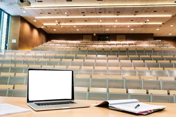 Foto Laptop Mesa Professor Com Tumbler Sala Aula — Fotografia de Stock