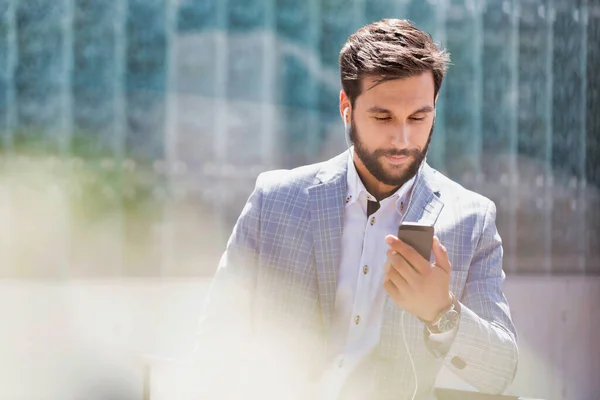 Retrato Jovem Empresário Atraente Usando Smartphone Com Fones Ouvido — Fotografia de Stock