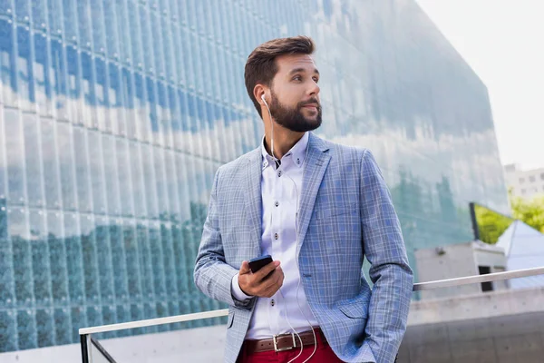 Portrét Mladého Atraktivního Podnikatele Pomocí Smartphonu Sluchátky — Stock fotografie