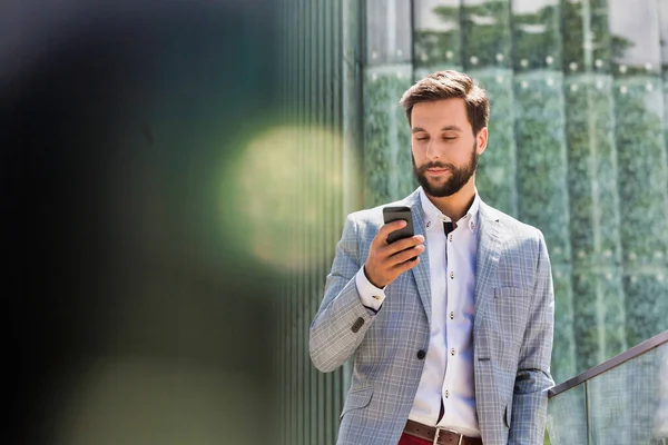 Retrato Jovem Empresário Atraente Usando Smartphone Com Fones Ouvido — Fotografia de Stock