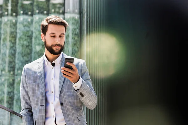 Retrato Jovem Empresário Atraente Usando Smartphone — Fotografia de Stock