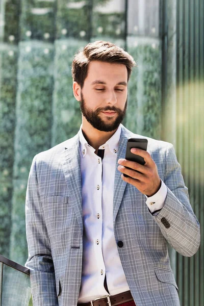 Retrato Jovem Empresário Atraente Usando Smartphone — Fotografia de Stock