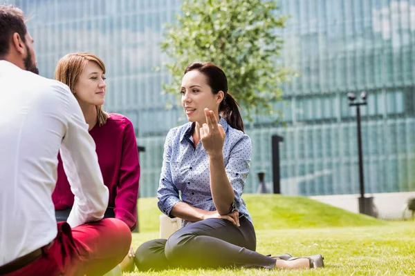 Gli Uomini Affari Discutono Piani Mentre Seduti Sull Erba All — Foto Stock