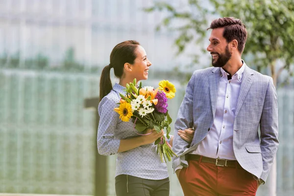 Young Attractive Business Couple Walking Park While Woman Holding Bouquet — Stock Photo, Image