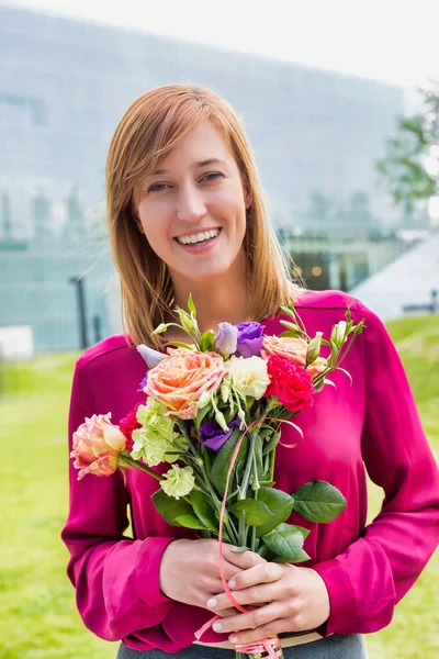 Porträtt Ung Attraktiv Kvinna Som Håller Bukett Med Blommor — Stockfoto