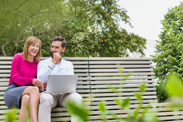 Portrait Businessman Businesswoman Sitting Bench While Working Laptop — Stock Photo, Image