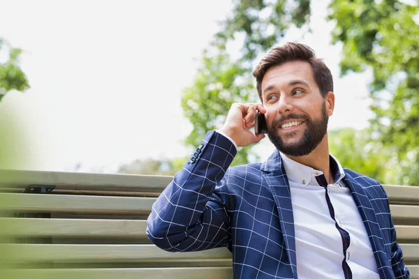 Retrato Jovem Empresário Atraente Sorrindo Enquanto Conversa Smartphone — Fotografia de Stock