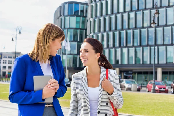 Geschäftsfrauen Gehen Beim Reden Vor Bürogebäude Spazieren — Stockfoto