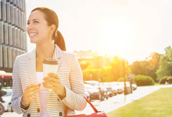 Porträtt Ung Attraktiv Affärskvinna Ler Medan Håller Kopp Kaffe Utanför — Stockfoto