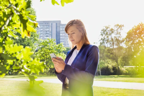 Πορτρέτο Της Νεαρής Ελκυστική Επιχειρηματίας Χρησιμοποιώντας Smartphone Στο Πάρκο — Φωτογραφία Αρχείου