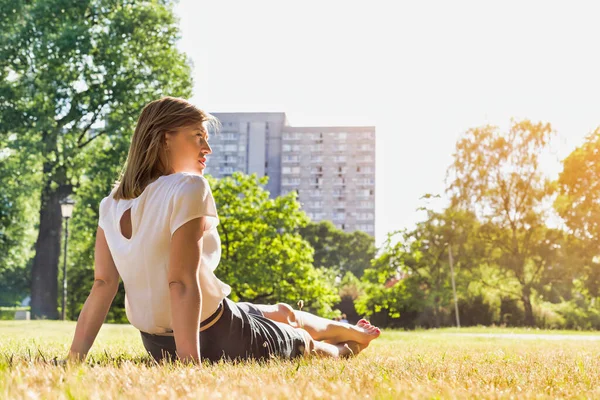 Rückansicht Einer Jungen Attraktiven Geschäftsfrau Die Gras Sitzt Und Den — Stockfoto