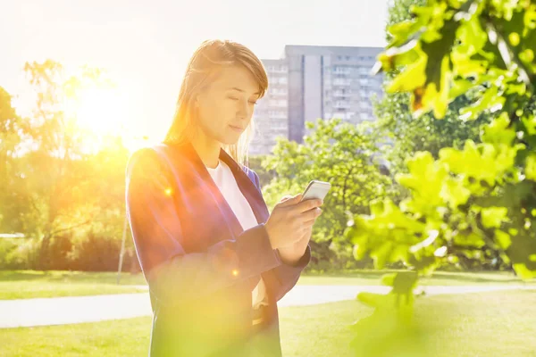 Portrait Young Attractive Businesswoman Using Smartphone Park — Stock Photo, Image