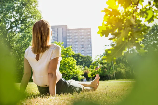 Rear View Young Attractive Businesswoman Sitting Grass While Watching Sunset — Stock Photo, Image
