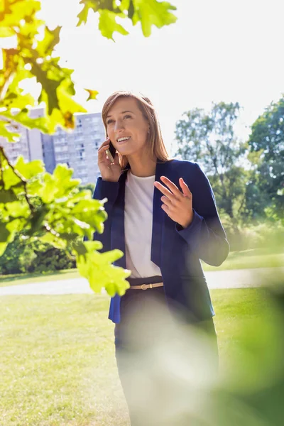 Πορτρέτο Των Νέων Ελκυστική Επιχειρηματίας Μιλώντας Στο Smartphone Στο Πάρκο — Φωτογραφία Αρχείου