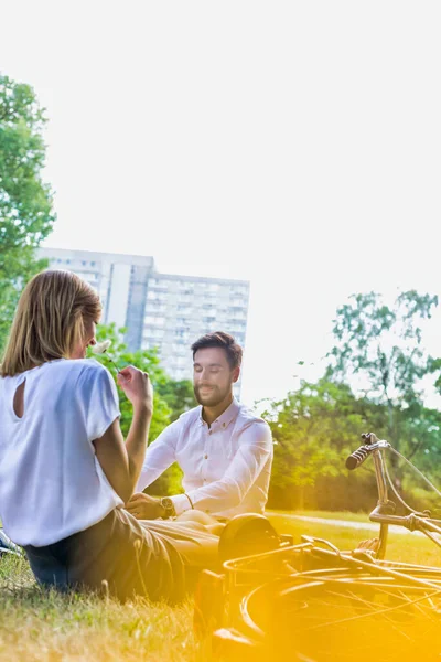 Joven Pareja Atractiva Negocios Hablando Mientras Está Sentado Hierba Parque — Foto de Stock