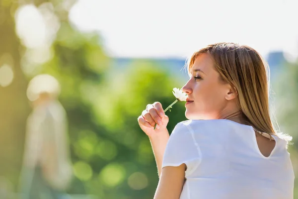 Ung Attraktiv Affärskvinna Sitter Gräset Samtidigt Lukta Vit Maskros Parken — Stockfoto