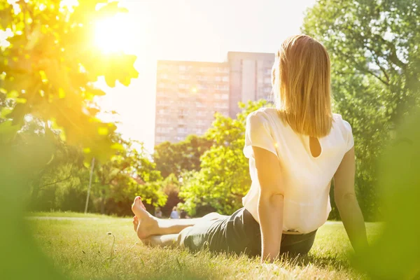 Rückansicht Einer Jungen Attraktiven Geschäftsfrau Die Gras Sitzt Und Den — Stockfoto